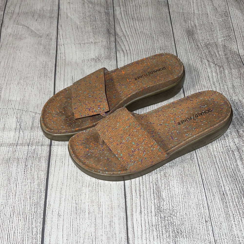 Donald  J Pliner tan wedged sandal size 8M